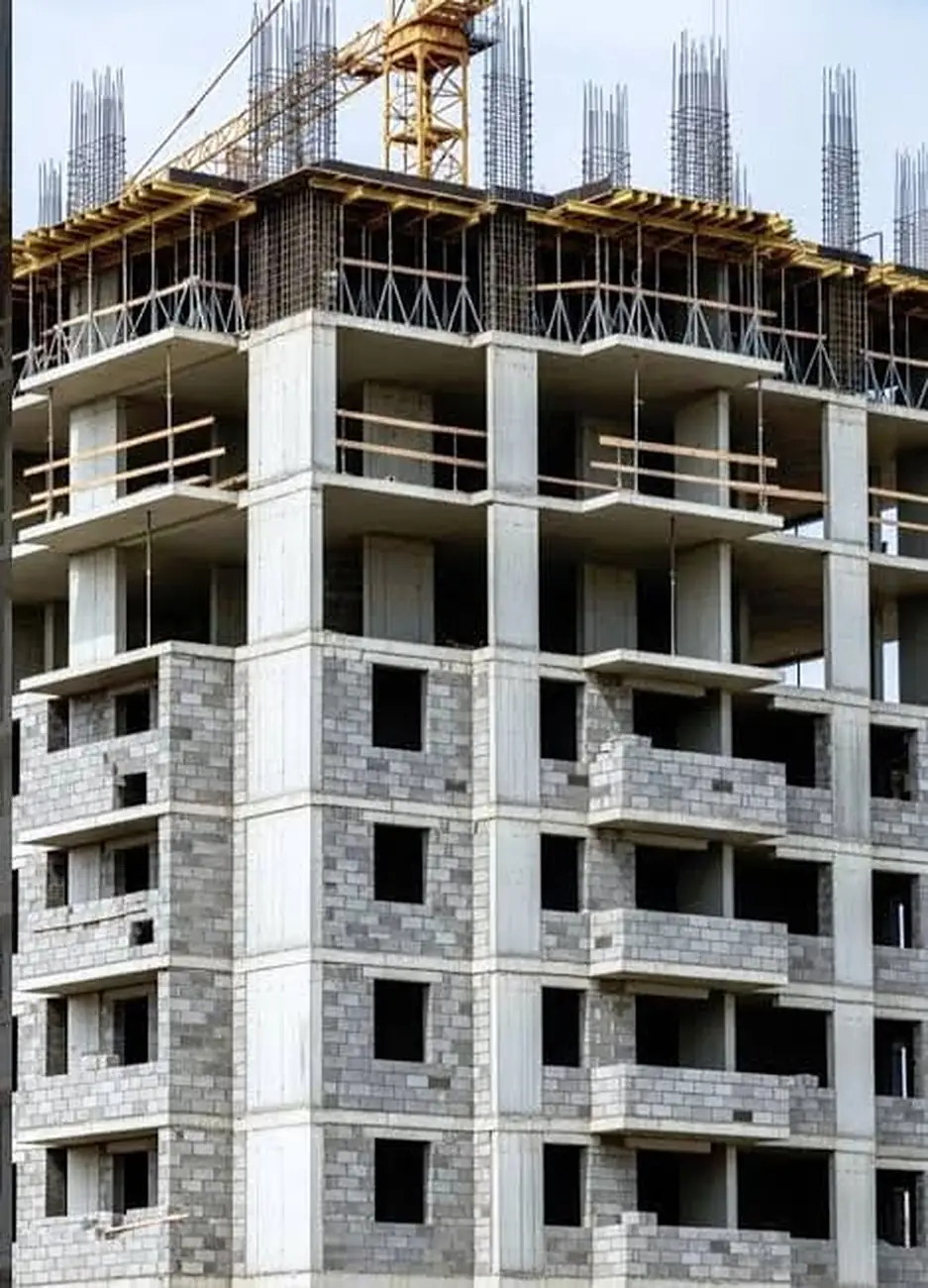 Multi-storey building with block infill walls